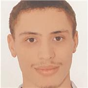 Professeur donne les cours d’arabe aux enfants
